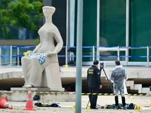 Escultura da Justiça já tomou banho, foi cercada e testemunhou confusões