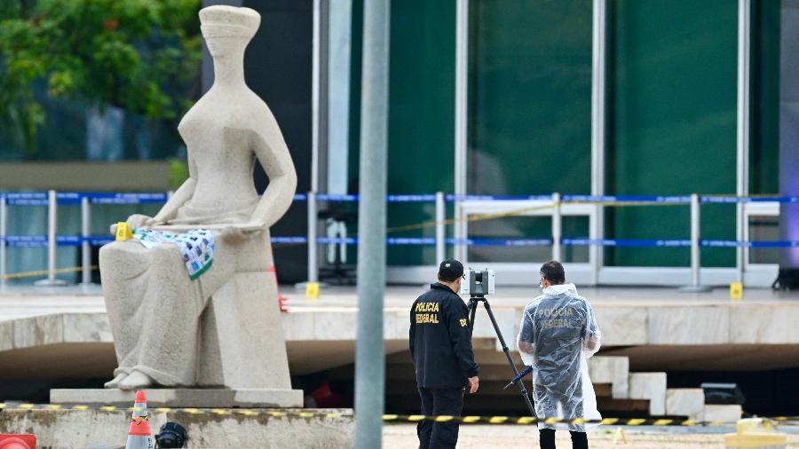 Escultura da Justiça após explosões na praça dos Três Poderes, em Brasília