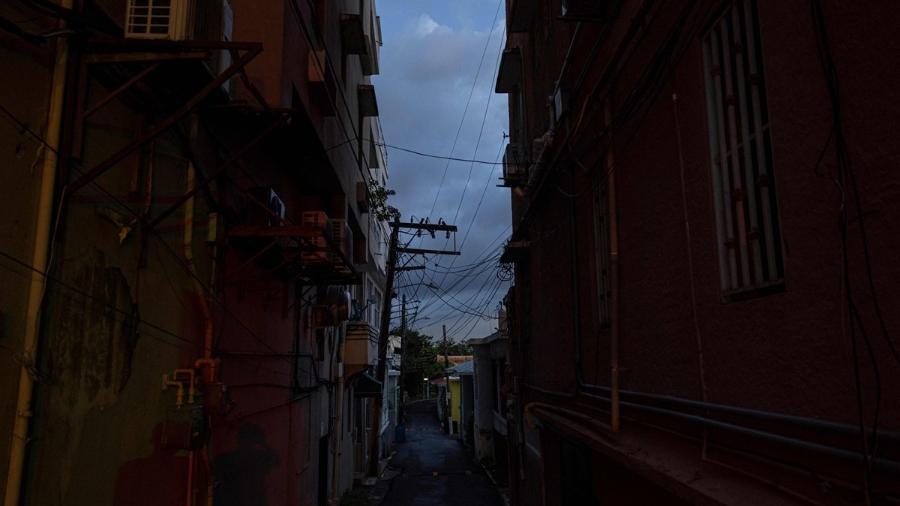 Rua de San Juan, em Porto Rico, às escuras após apagão