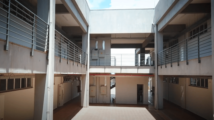 Parte interna do pavilhão de aulas da Ufla