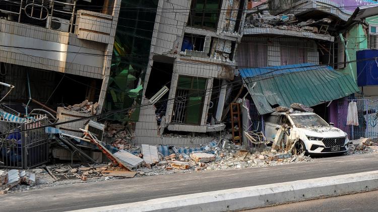 Um veículo fica preso sob os escombros de um prédio que desabou após um forte terremoto em Mandalay, Mianmar, em 30 de março de 2025 Um veículo fica preso sob os escombros de um prédio que desabou após um forte terremoto em Mandalay, Mianmar, em 30 de março de 2025