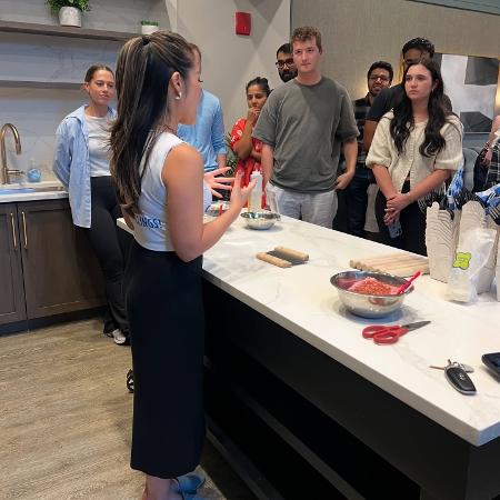 Samantha Mui dá aula de como fazer dumplings
