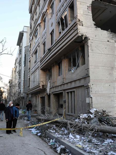 02.mar.2026 - Prédios residenciais danificados em Teerã, durante a campanha militar conjunta EUA-Israel contra o Irã