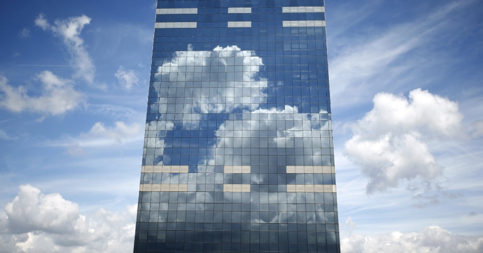 22.jun.2015 - Nuvens são refletidas na Torre Midi, sede da Secretaria da Previdência Nacional, no centro de Bruxelas, na Bélgica