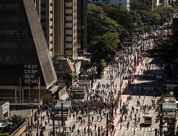 Ciclistas lotam a avenida Paulista, em São Paulo, durante a inauguração da ciclovia, em junho - Adriano Vizoni/Folhapress