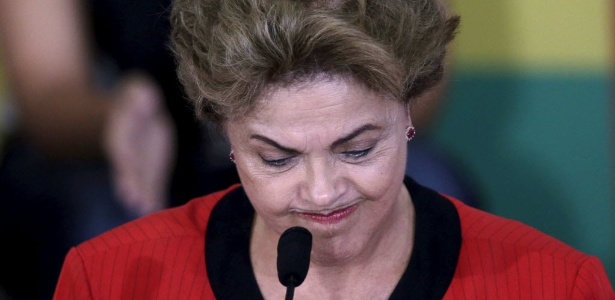 Dilma Rousseff gesticula durante reunião com centrais sindicais e movimentos sociais - Ueslei Marcelino/Reuters