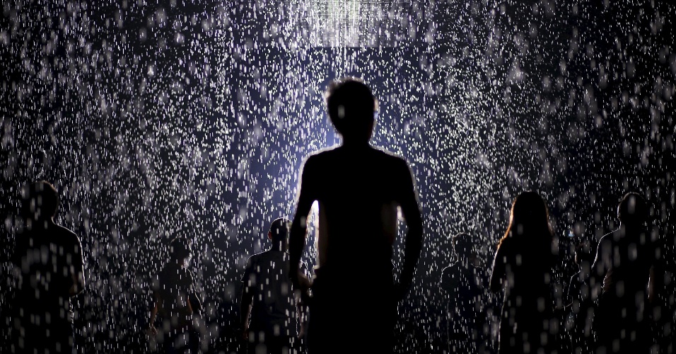 1º.set.2015 - Pessoas visitam o quarto de chuva, instalação em museu em Xangai, na China