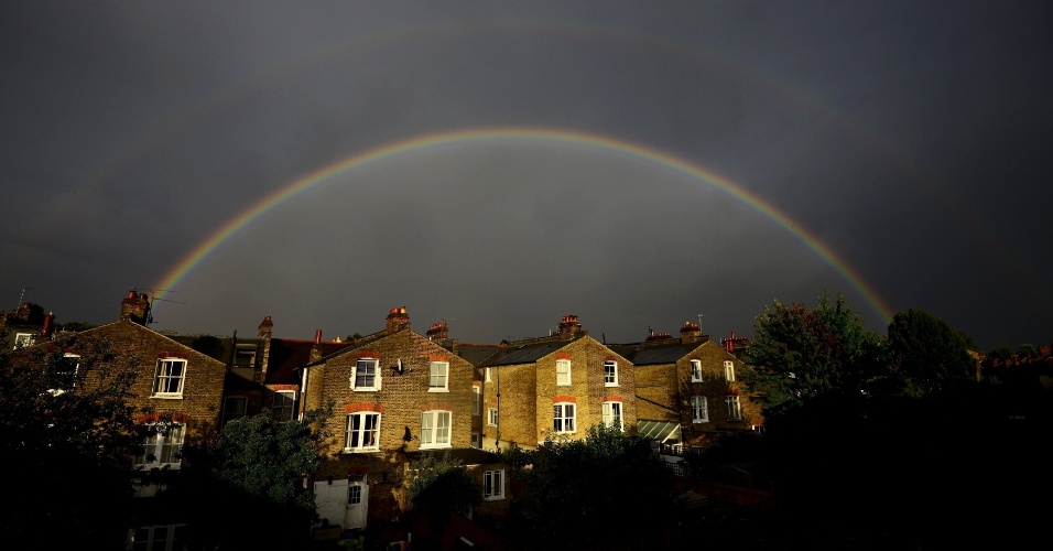 5.out.2015 - Arco-íris duplo aparece perto de residências em Clapham, no Reino Unido