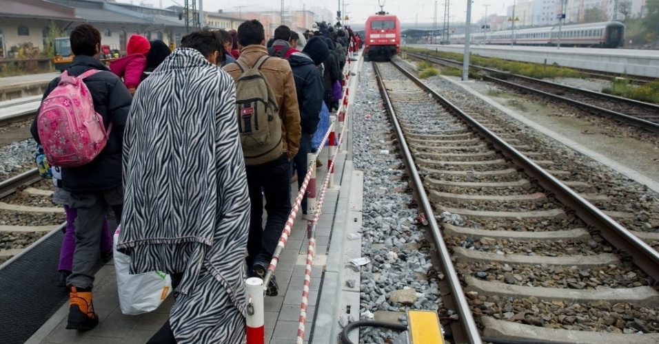 3.nov.2015 - Refugiados caminham por plataforma de estação em Passau, ao sul da Alemanha, para pegar um trem que irá levá-los para Dusseldorf, no oeste do país. A Alemanha tem recebido centenas de milhares de refugiados e, por isso, se tornou o destino preferido da maioria deles. Segundo a chanceler alemã, Angela Merkel, se Alemanha fechar sua fronteira com a Áustria para barrar imigrantes, tensões na região devem aumentar