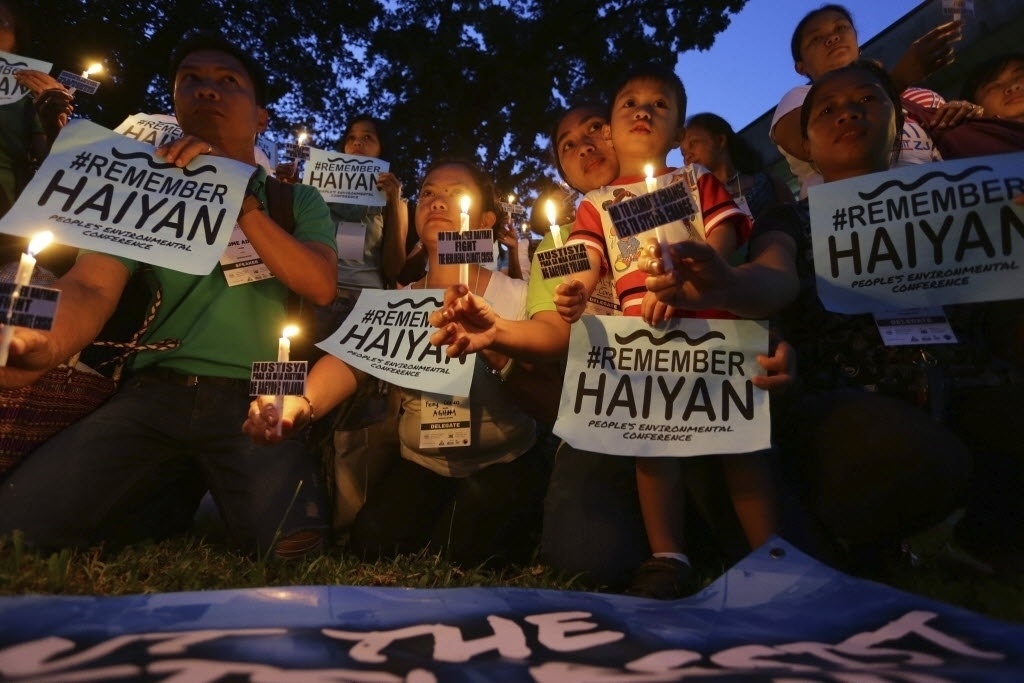 5.nov.2015 - Manifestantes filipinos fazem uma vigília para lembrar às vítimas do tufão Haiyan, em Quezon, no norte de Manila, nas Filipinas. Eles protestam contra a atuação dos governos ante as mudanças climáticas e conscientizar sobre a importância do tema e as suas consequências. O tufão matou mais de 6.000 pessoas em novembro de 2013 - Mark R. Cristino/EFE