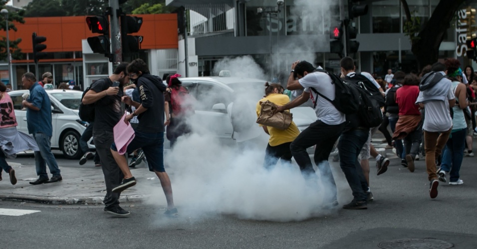 4.dez.2015 - Estudantes caminham pela avenida Rebouças no sentido centro, na manhã desta sexta-feira. Grupo tentou fechar cruzamento com a Faria Lima, mas foi dispersado por uma bomba de gás jogada pela PM