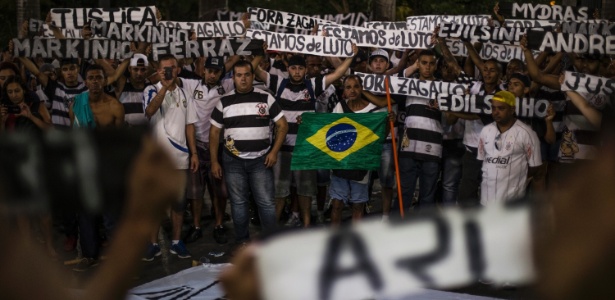 Integrantes da torcida Pavilhão 9, do Corinthians, fazem protesto contra chacina na sede da organizada (18.abr.2016) - André Lucas Almeida/Futura Press/Estadão Conteúdo