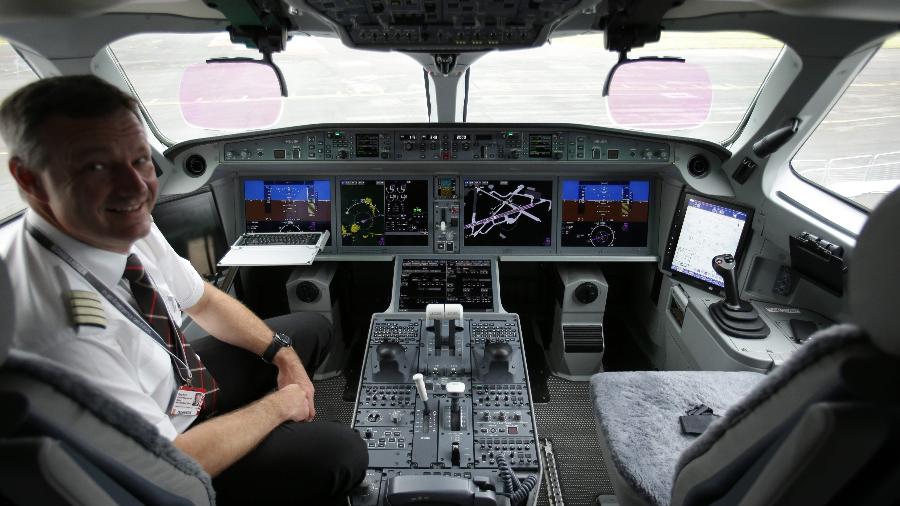 Cabine do Bombardier CS100, modelo de avião exibido no Farnborough Airshow, evento de exposição de aeronaves na Inglaterra