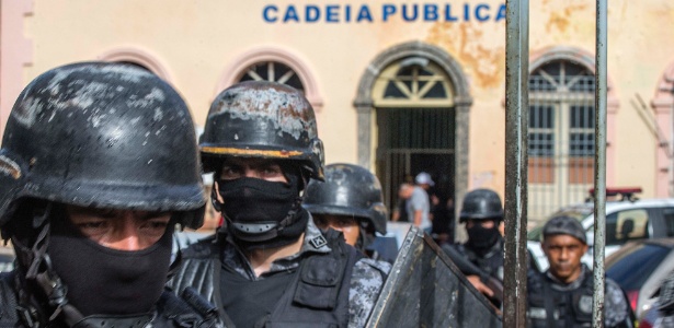 Policiais reforçam segurança em frente a cadeia no centro de Manaus, que foi reativada para receber detentos transferidos de complexo onde 56 presos foram mortos