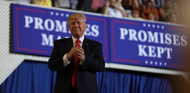 29.abr.2017 - Donald Trump em frente a placa que diz "promessas feitas, promessas mantidas" no evento que marcou seus primeiros 100 dias à frente da Casa Branca - REUTERS/Carlos Barria