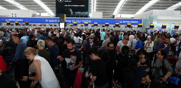 28.mai.2017 - Passageiros esperam para fazer o check-in no Terminal 5 de Heathrow, em Londres - Neil Hall/Reuters