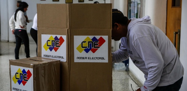 30.jul.2017 - Pessoa deposita seu voto na eleição da Assembleia Constituinte em um centro de votação em Caracas - Xinhua