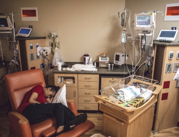 Kela Abernathy tira uma soneca enquanto visita seu filho Kaleb, um de seus gêmeos recém-nascidos, no hospital Saint Francis Medical Center, em Cape Girardeau, Missouri (EUA) - Andrea Morales/The New York Times