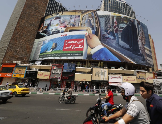 Homens de motocicleta em Teerã, capital do Irã - ATTA KENARE / AFP Photo