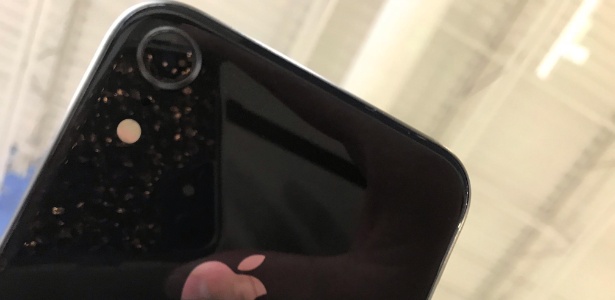 Suposta foto vazada da traseira de um novo iPhone de 2018 - Reprodução/ /Leaks