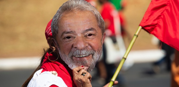 Militante com máscara de Lula durante ato em Brasília no dia 14