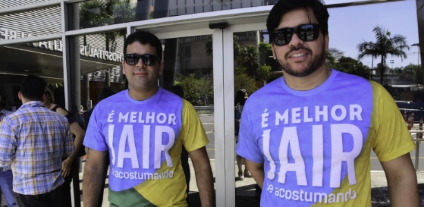22.set.2018 - Apoiadores de Bolsonaro foram à frente do Albert Einstein prestar apoio