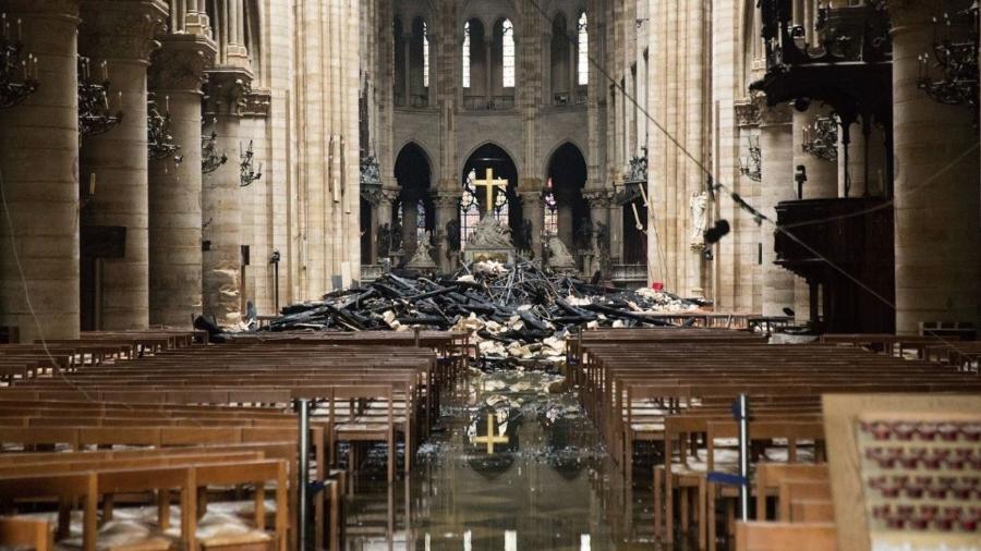 16.abr.2019 - Prefeita de Paris, Anne Hidaldo, divulgou hoje foto do estado da área interna da catedral de Notre-Dame após o incêndio de ontem - Reprodução/Twitter/Anne_Hidalgo