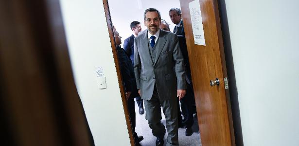 No Senado, ministro da Educação critica Fies e justifica cortes em Humanas - UOL Educação