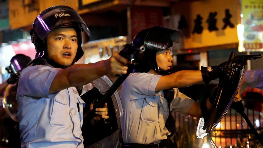 25.ago.2019 - Policiais apontam armas em direção aos manifestantes em Tsuen Wan, Hong Kong - Tyrone Siu/Reuters