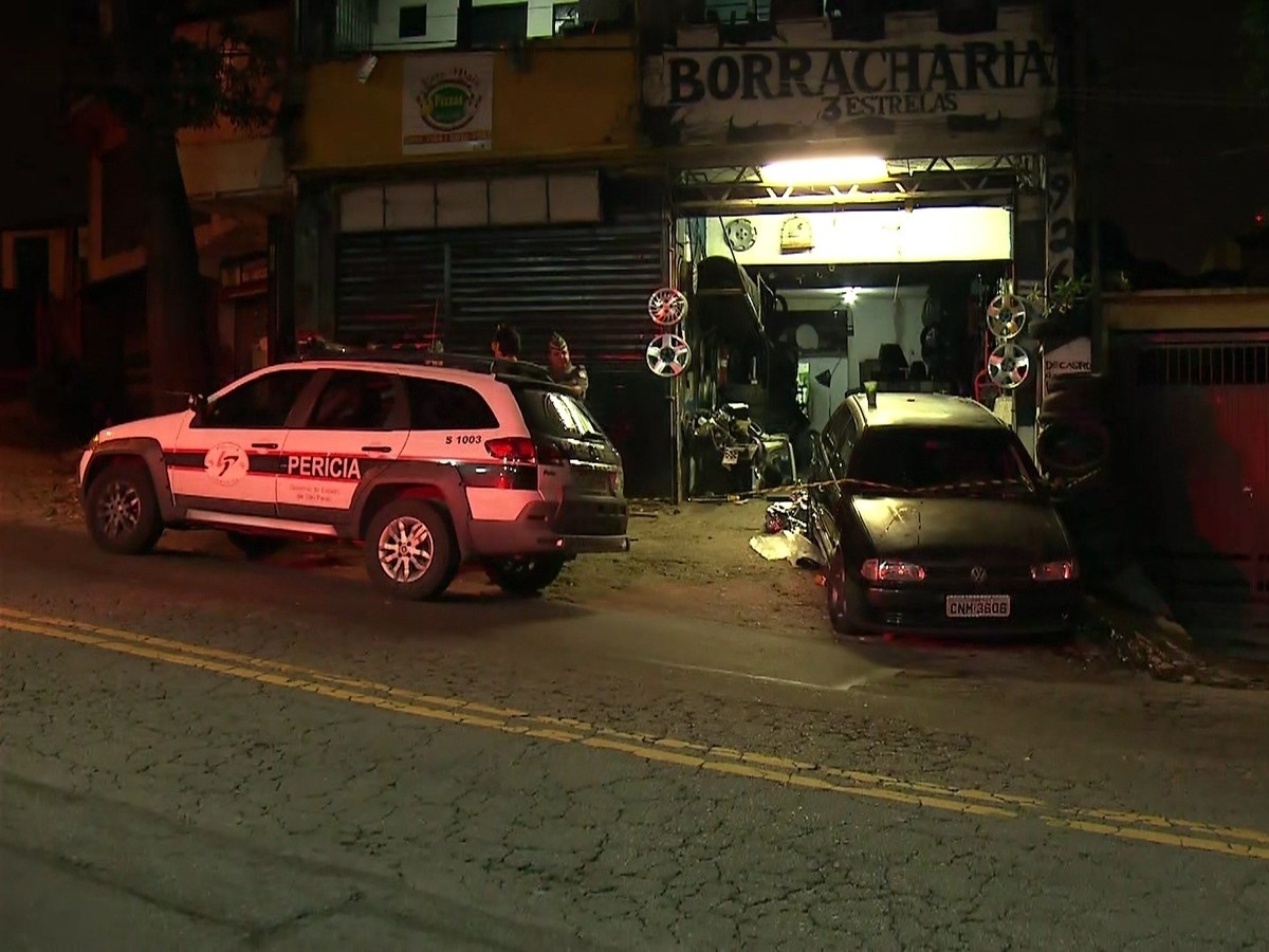 Carro invade borracharia, mata menino de 4 anos e fere 4 na zona sul de SP  - 13/01/2020 - UOL Notícias