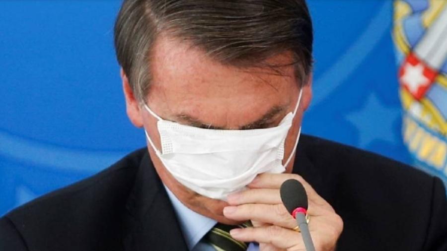 Máscara cobre os olhos de Bolsonaro em coletiva sobre coronavírus - Reprodução