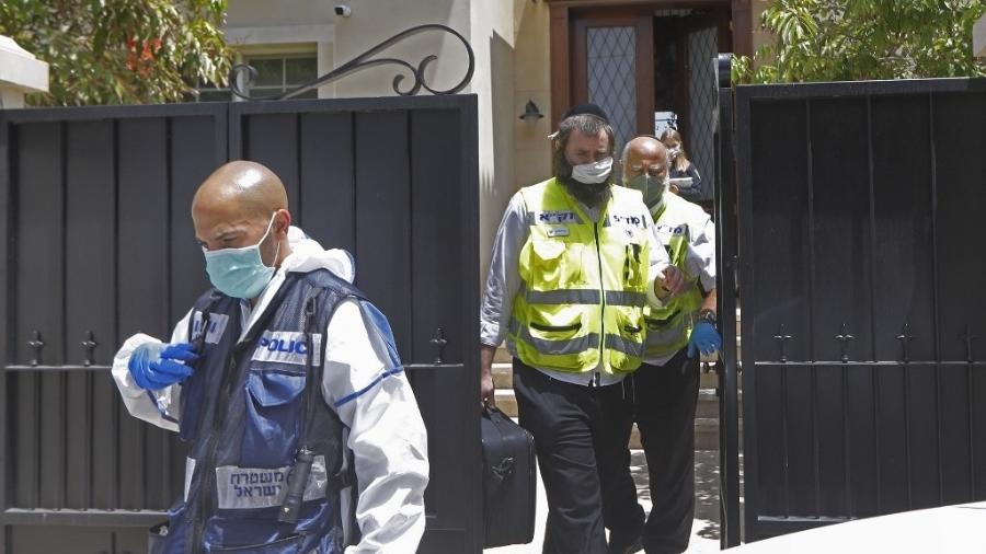 17.mai.2020 - Policiais e especialistas forenses deixam a casa onde morava o embaixador da China em Israel, Du Wei, em Tel Aviv - Jack Guez/AFP