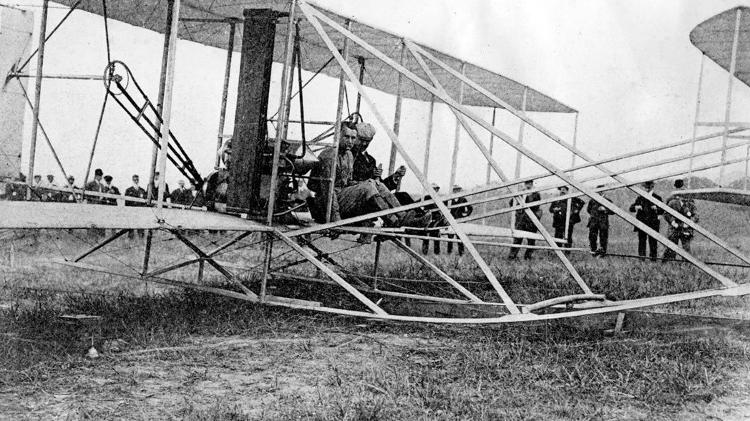 Thomas Etholen Selfridge e Orville Wright a bordo do avião momentos antes da decolagem - Reprodução - Reprodução