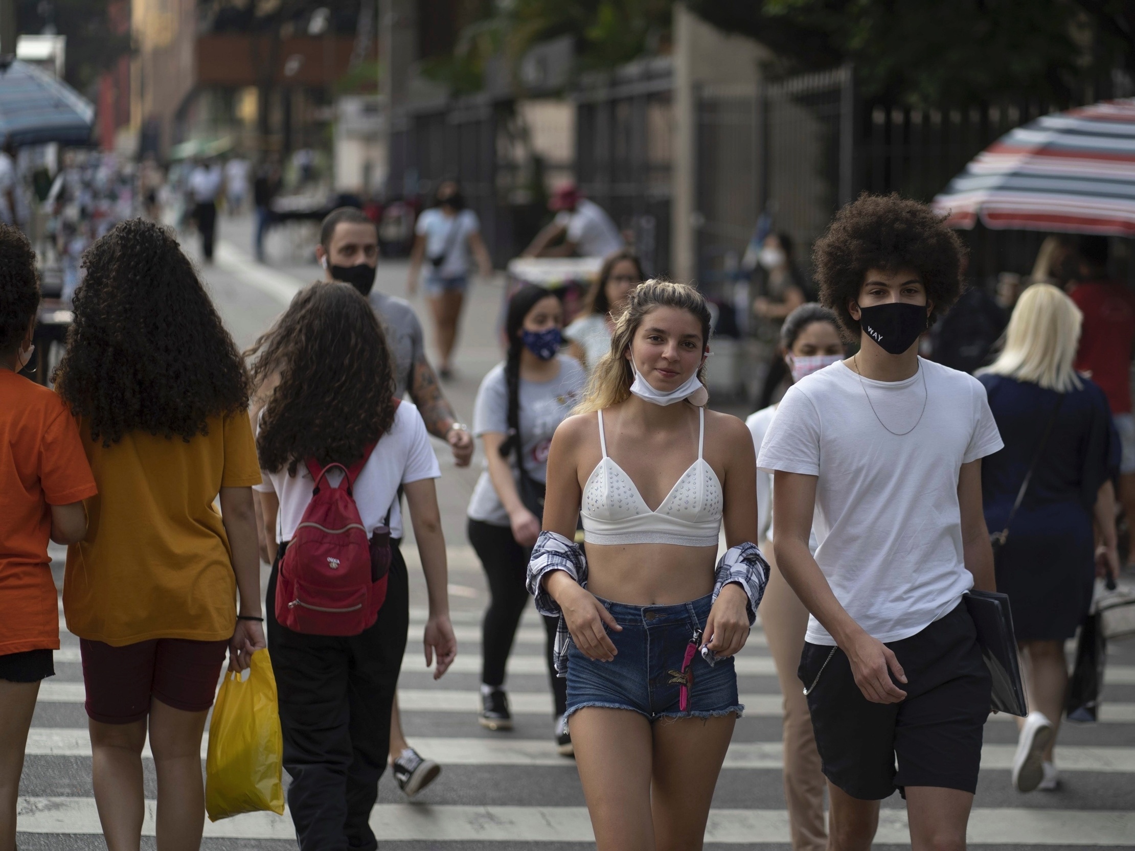 Mesmo com vacina, só uso de máscaras e distanciamento podem frear pandemia