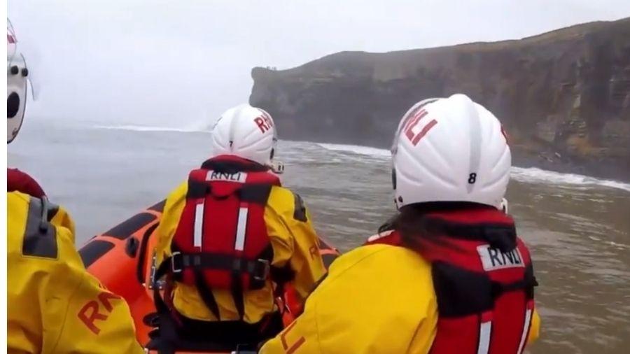 Grupo de salva-vidas teve que encarar perigo das ondas para salvar surfista - Reprodução