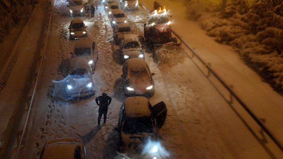 8.jan.2021 - Pior nevasca dos últimos 50 anos atinge Madri e causou um grande caos nas estradas. - OSCAR DEL POZO/AFP
