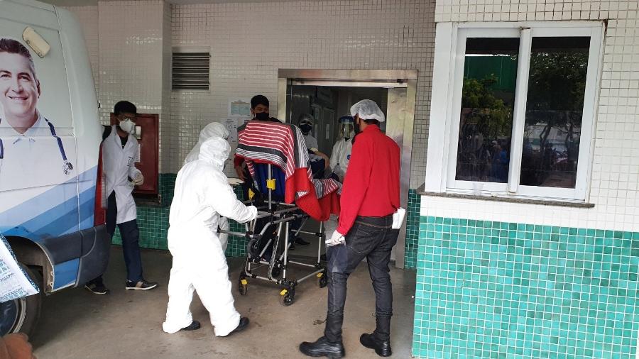 Paciente com covid-19 chega a hospital de Manaus - Carlos Madeiro/UOL