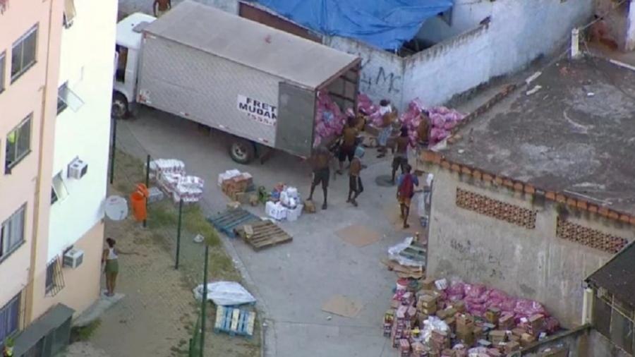 Globocop flagrou mercadoria de caminhão roubado sendo descarregado na favela Furquim Mendes, no Rio - Reprodução/TV Globo