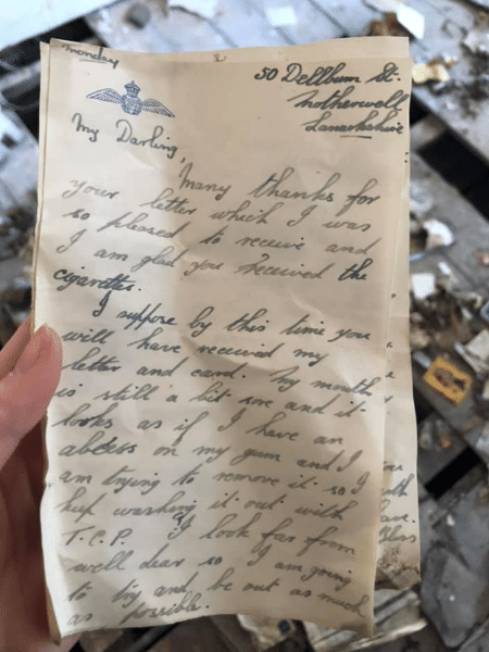 Uma das cartas encontradas no assoalho de hotel no Reino Unido; lugar serviu de hospedaria para militares na Segunda Guerra - Reprodução/Facebook