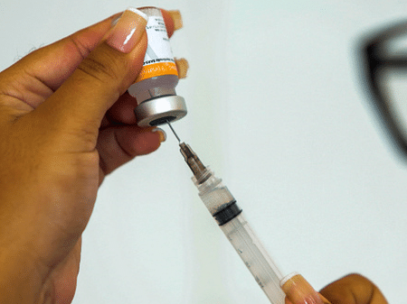 Nenhuma vacina oferece proteção de 100% contra doenças, mas reduz --e muito-- as chances de infecção, hospitalização e mortes - Getty Images