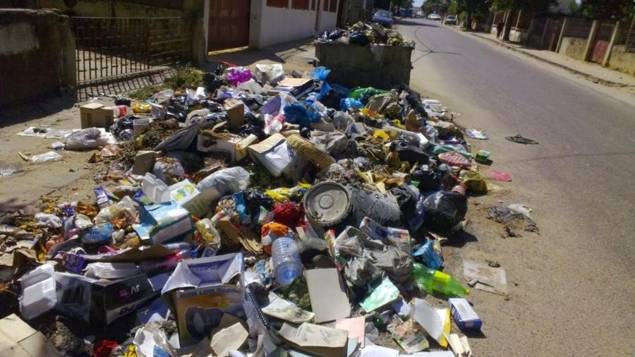 Lixo acumula nas ruas durante a paralisação dos profissionais de limpeza urbana em São Paulo, em 2021 - 08.jun.21 - Alexandre de Paulo