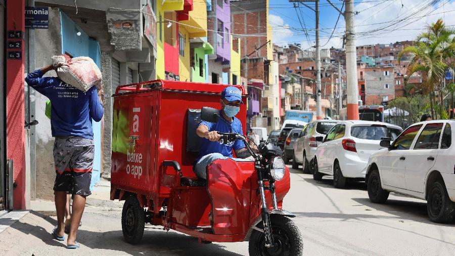 Funcionário da Favela Brasil Express dirige veículo da companhia com pacotes para serem entregues na favela de Paraisópolis - Felipe Araújo/AFP
