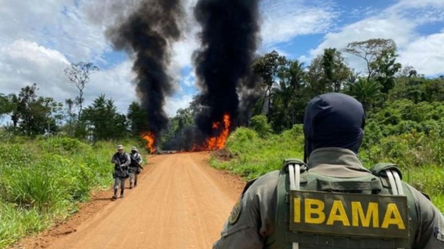 Agentes do Ibama chegam a pista de voo clandestina em Roraima - Ibama/BBC