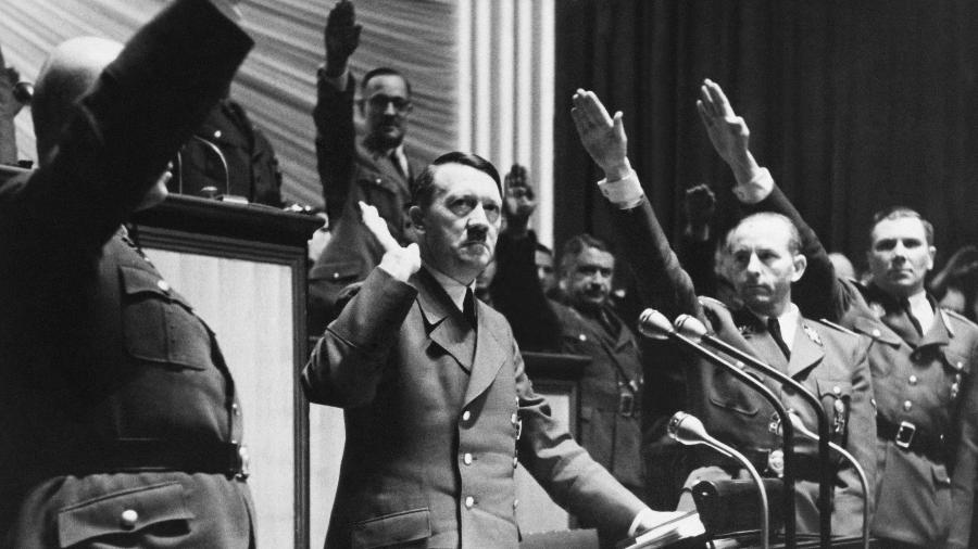 Hitler faz gesto nazista durante discurso: foi seguido por massas