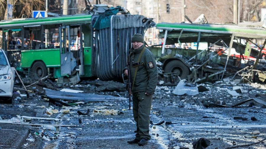 14 mar. 2022 - Policial ucraniano em rua repleta de estilhaços decorrentes de bombardeios, em Kiev, Ucrânia - Gleb Garanich/Reuters