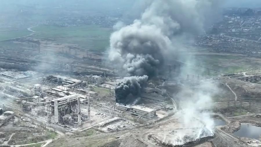 Fumaça sobe acima da siderúrgica Azovstal, em Mariupol, Ucrânia, nesta imagem estática obtida de um vídeo recente de drone postado nas mídias sociais - MARIUPOL CITY COUNCIL/via REUTERS