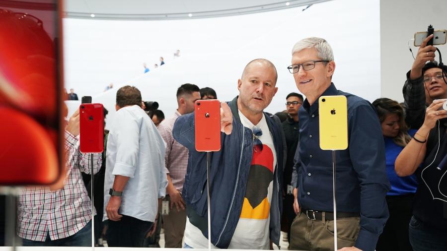 Jony Ive (à esq.) e Tim Cook durante evento de lançamento do iPhone XR, em 2018 - Divulgação/Apple