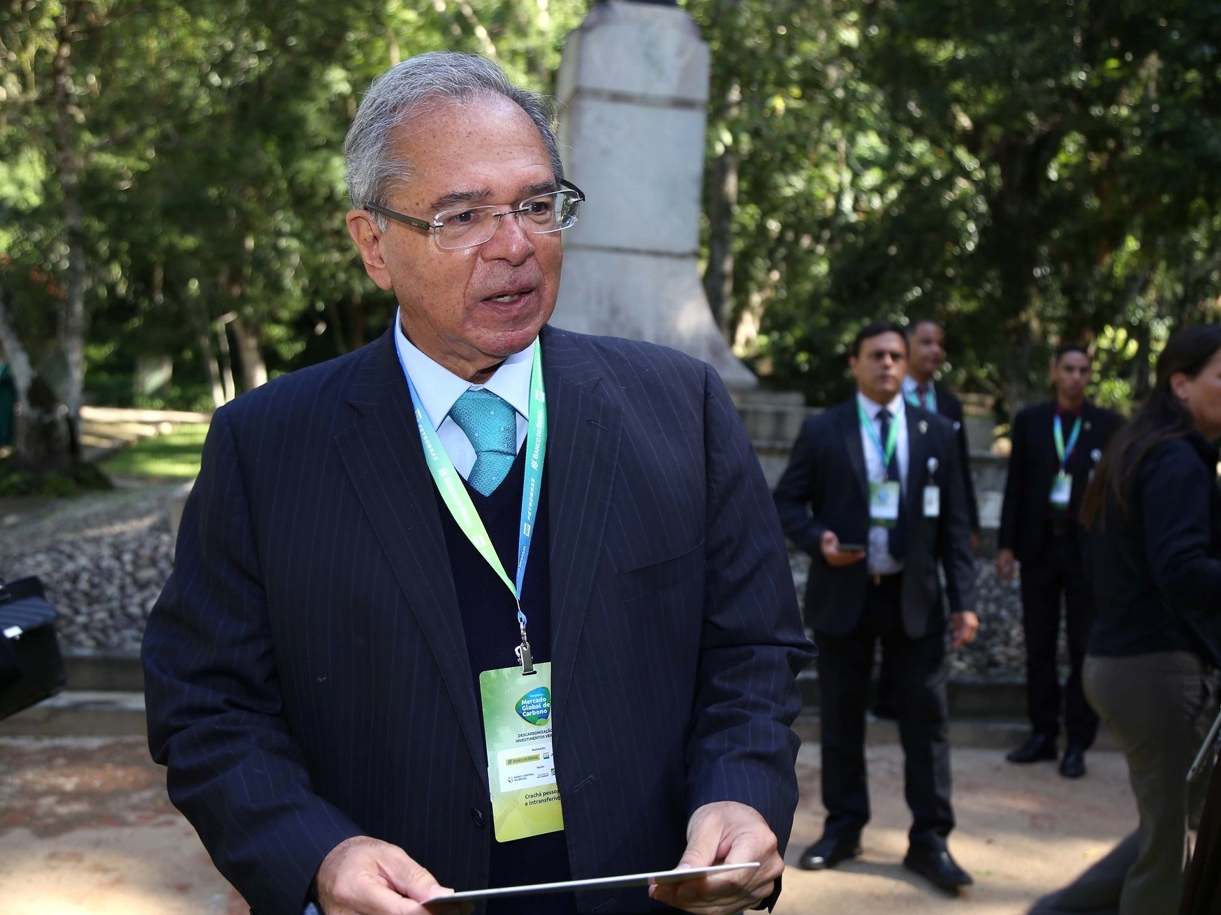 Nas cordas, Guedes ouve cobrança pública de Bolsonaro sobre combustíveis