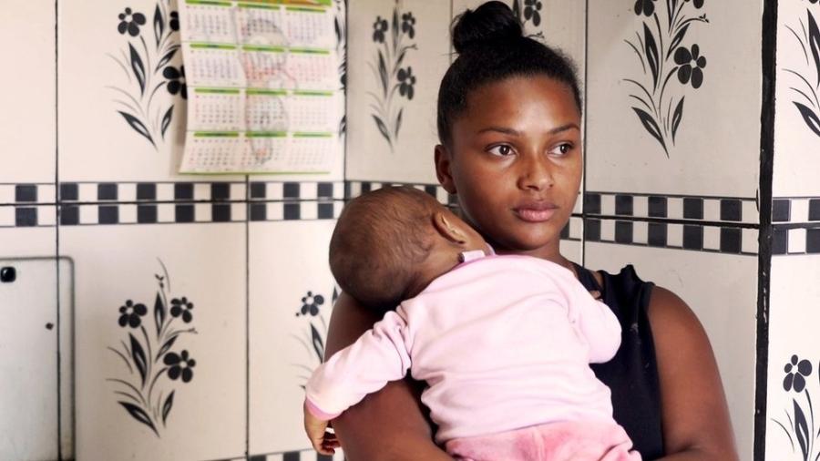 Vitória disse que passou fome durante a gestação e que a filha dela já nasceu desnutrida - Fernando Otto/BBC News Brasil