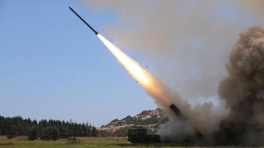 4.ago.2022 - Força Terrestre do Exército da China realiza disparo de míssil de longo alcance no Estreito de Taiwan - Eastern Theatre Command/Handout via REUTERS